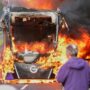 Copertina di Accoltellato un uomo a Belfast, accusato un rifugiato sudanese: proteste anti-migranti con bus e bidoni in fiamme