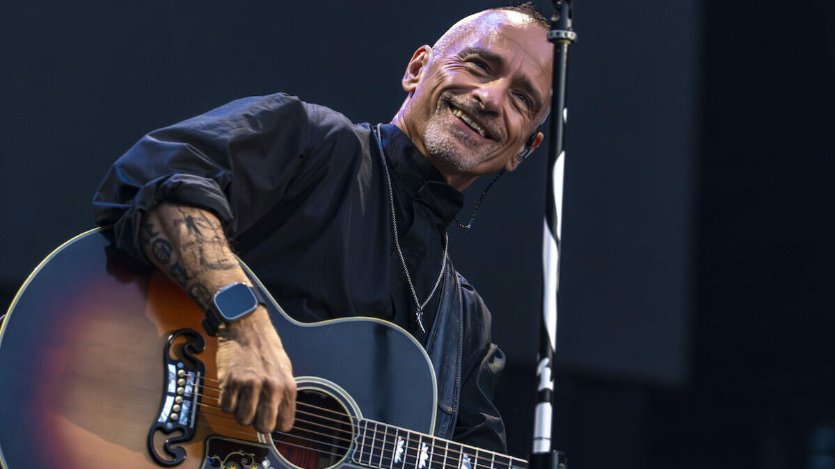 Eros Ramazzotti: “Ora mi riposo un po’ prima dell’operazione che dovrò rifare alle corde vocali a metà luglio. Purtroppo oggi ho avuto questa notizia”