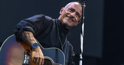 Copertina di Eros Ramazzotti a San Siro dopo 28 anni: “Sono arrivato qui con un peso sullo stomaco. Questa è umanità? Non credo, ma l’amore vincerà su tutto” – La scaletta