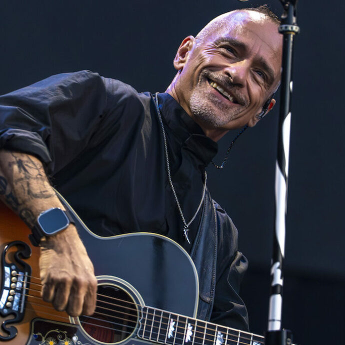 Eros Ramazzotti a San Siro dopo 28 anni: “Sono arrivato qui con un peso sullo stomaco. Questa è umanità? Non credo, ma l’amore vincerà su tutto” – La scaletta