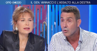 Copertina di L’esordio di Vannacci a Otto e mezzo: “Lega sovranista a giorni alterni, io no”. Gaffe sul dizionario “Zingaretti” e scintille con Gruber sui diritti Lgbt