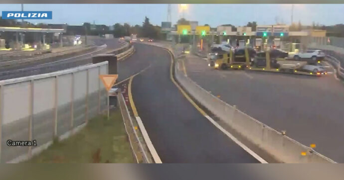 Camionista fa inversione al casello di Bologna e imbocca l’autostrada A1 contromano: la manovra pericolosa ripresa dalle telecamere