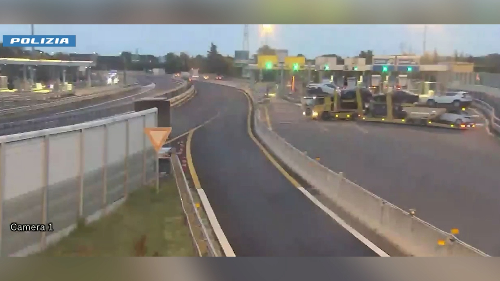 Camionista fa inversione al casello di Bologna e imbocca l’a