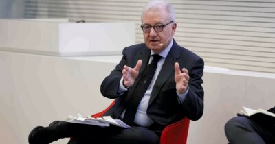 Copertina di Corte dei Conti, la “vendetta” di Mantovano: bloccate le promozioni dei giudici che hanno detto no alla grande opera