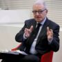 Copertina di Corte dei Conti, la “vendetta” di Mantovano: bloccate le promozioni dei giudici che hanno detto no alla grande opera