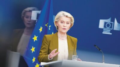 Copertina di Von der Leyen: “Ultranazionalisti e russi hanno lo stesso obiettivo: frantumare l’Ue. Dobbiamo lottare”