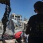 Copertina di A Beirut sud, Hezbollah sfida i droni con la piazza