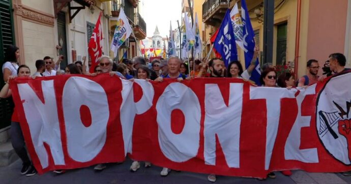 Inchiesta sul Ponte sullo Stretto, i comitati in piazza: “Raccolta firme per chiedere le dimissioni dei vertici della società”