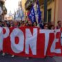 Copertina di Inchiesta sul Ponte sullo Stretto, i comitati in piazza: “Raccolta firme per chiedere le dimissioni dei vertici della società”