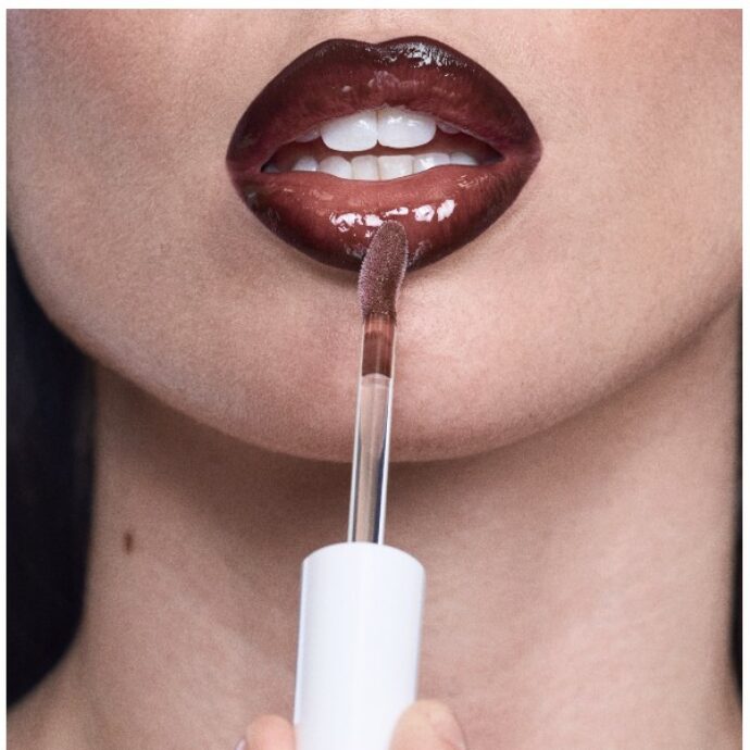 Il rossetto non si mette più in borsa, ma fuori: dai lip-gloss per smartphone ai ciondoli con la combo labbra, i beauty charms sono il trend