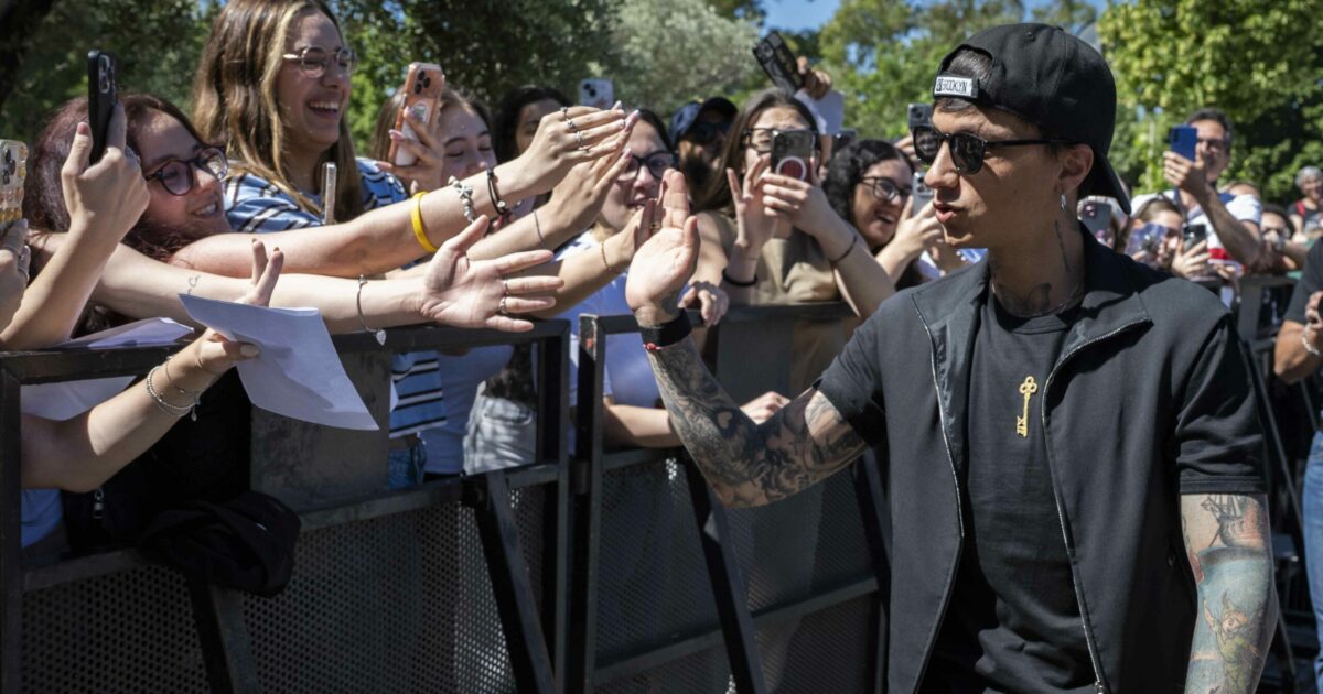 “La tua forza è questa: renderci partecipi di un sogno, dimostrandoci che si possono realizzare”. Perché Ultimo è diventato un fenomeno di massa? C’entrano Renato Zero e Vasco Rossi