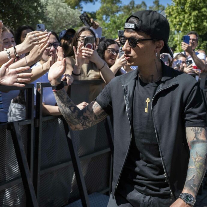 “La tua forza è questa: renderci partecipi di un sogno, dimostrandoci che si possono realizzare”. Perché Ultimo è diventato un fenomeno di massa? C’entrano Renato Zero e Vasco Rossi