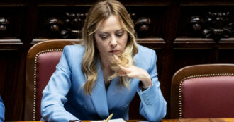 Copertina di Meloni vanta l’aumento delle spese per la Difesa al 2,8% del Pil. Ma poi chiarisce: “Aumento dovuto soprattutto a spese sulla sicurezza interna”