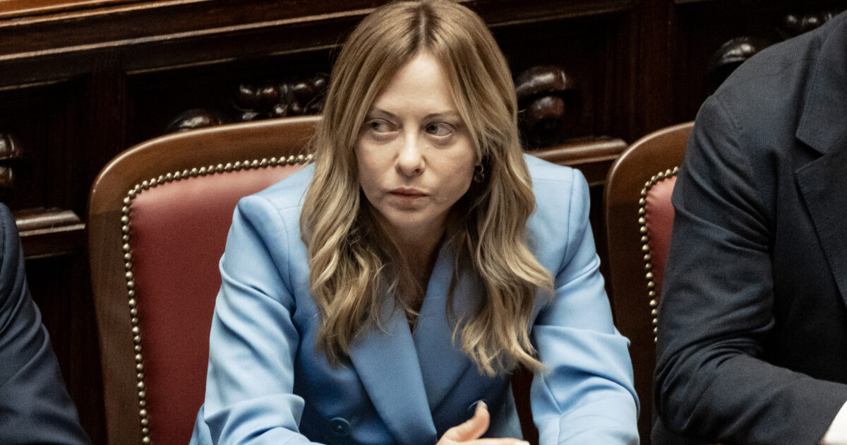 Meloni riscopre il nemico Bruxelles: strali contro burocrati