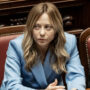 Copertina di Meloni riscopre il nemico Bruxelles: strali contro burocrati, migranti e Green Deal per accendere la campagna sovranista (e frenare Vannacci)