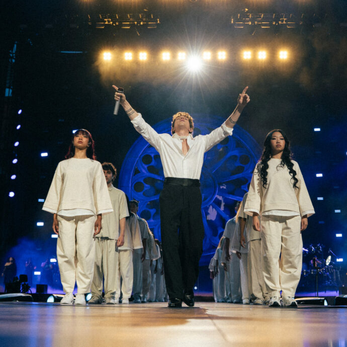 Irama a San Siro festeggia 10 anni di carriera nella cattedrale gotica con Annalisa, Giorgia, Arisa e Rkomi: “Ho imparato col tempo che ogni passo ha il suo peso”