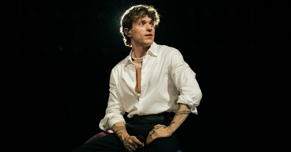 Irama: “Ai concerti dopo due ore mi annoio mortalmente per questo a San Siro ho fatto la festa. A X Factor Jake La Furia mi fa sempre ridere. Sono meno malinconico e più positivo del solito”
