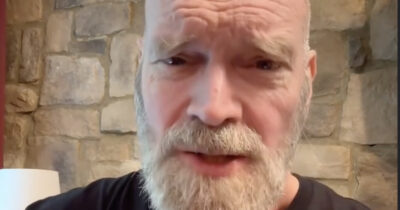 Copertina di “Ho un tumore al seno. Capita ad un uomo su 750 e sono uno di loro. Inizialmente volevo tenere tutto segreto perché è imbarazzante”: parla l’attore Tyler Mane