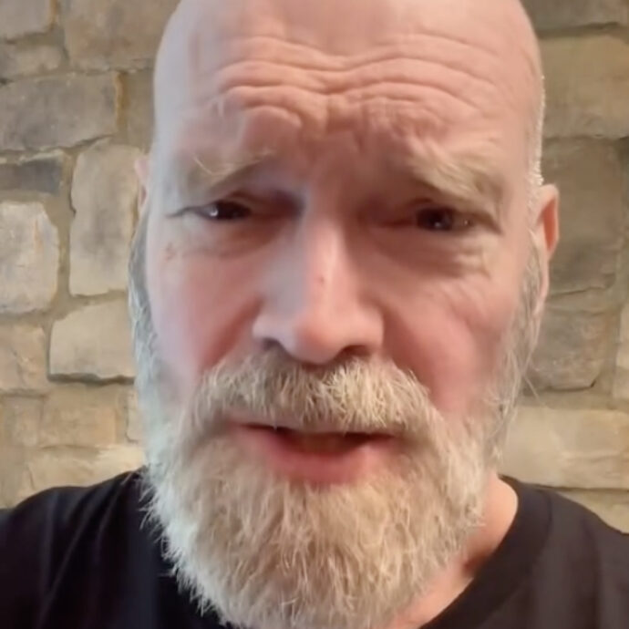 “Ho un tumore al seno. Capita ad un uomo su 750 e sono uno di loro. Inizialmente volevo tenere tutto segreto perché è imbarazzante”: parla l’attore Tyler Mane