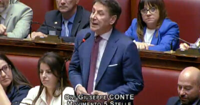 Copertina di Conte attacca Meloni: “Non partecipa più ai summit europei, non può fare una fuga alla Schettino”