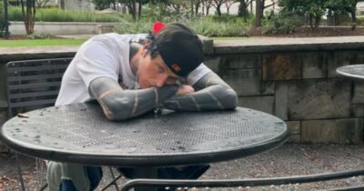 Copertina di “Per coprire petto e braccia con un tatuaggio nero sono stato davvero male. La pelle diventava gialla, ho smesso di muovere parti del corpo”: Machine Gun Kelly racconta