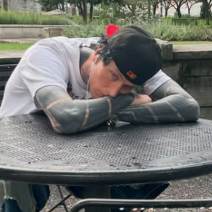 “Per coprire petto e braccia con un tatuaggio nero sono stato davvero male. La pelle diventava gialla, ho smesso di muovere parti del corpo”: Machine Gun Kelly racconta