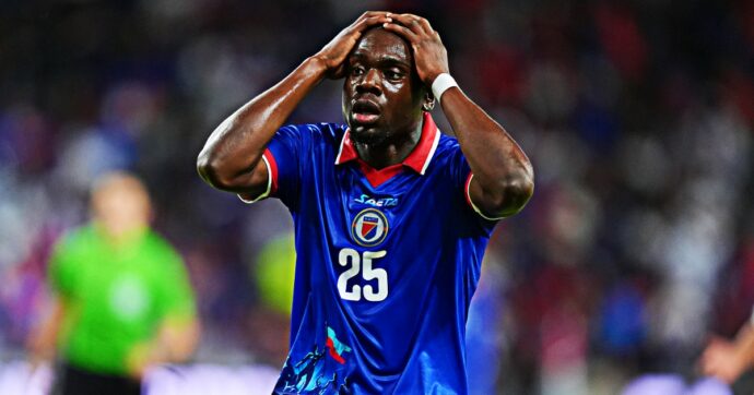 Mondiali, la Fifa vieta ad Haiti di indossare la maglia sull’indipendenza con omaggio alla Polonia: “È politica”