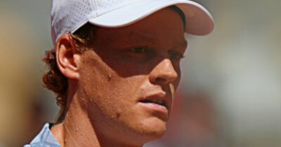 Copertina di Sinner torna in campo dopo il malore al Roland Garros: sarà presente a un’esibizione a Londra prima di Wimbledon