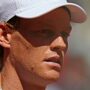 Copertina di Sinner torna in campo dopo il malore al Roland Garros: sarà presente a un’esibizione a Londra prima di Wimbledon