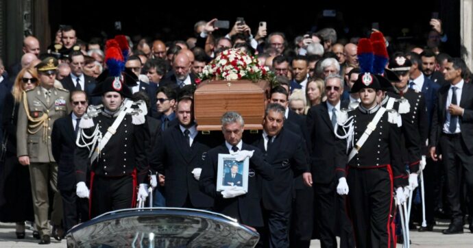Il funerale di Stato per B. lungo 3 anni: il danno non passa