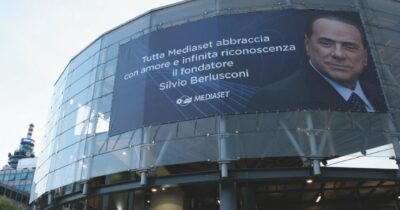 Copertina di Pier Silvio omaggia il padre a Cologno. Festa tra stand e i Pooh: “Ti amo papà”
