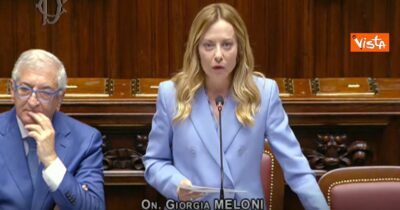 Copertina di Meloni e Vannacci, scoppia la guerra anche in Parlamento. La premier: “Avete votato 6 volte contro la fiducia, insieme a Schlein e Conte”