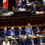 Copertina di Consiglio Ue, Meloni in Aula contro il gruppo di Vannacci: “Voi 6 volte contro la fiducia, la vera destra non aiuta la sinistra”. Replica Ravetto: “Avete tradito la fiducia degli elettori”