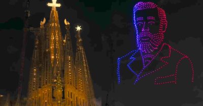 Copertina di Droni, luci e il volto di Gaudí: la Sagrada Familia è finalmente ultimata, lo show per l’inaugurazione della Torre di Gesù Cristo – VIDEO
