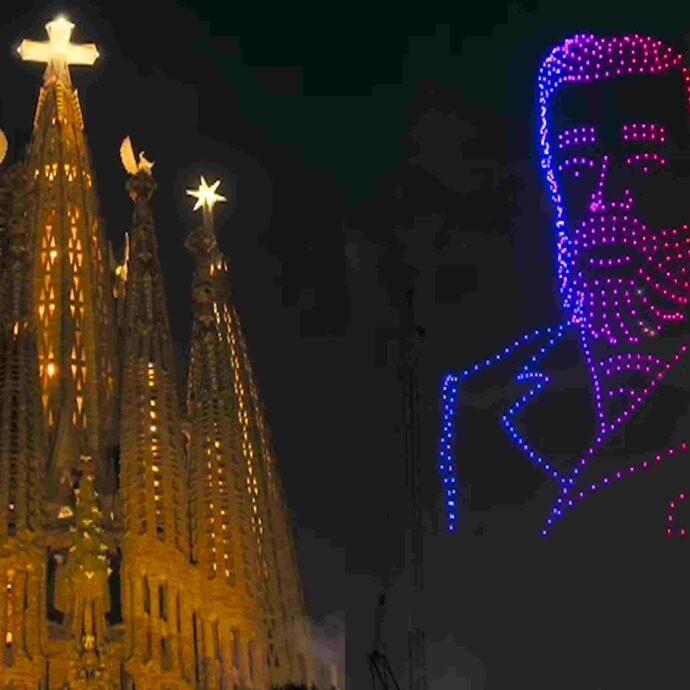 Droni, luci e il volto di Gaudí: la Sagrada Familia è finalmente ultimata, lo show per l’inaugurazione della Torre di Gesù Cristo – VIDEO