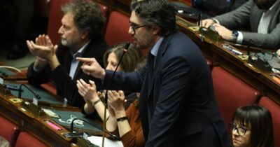 Copertina di Polemiche sulle frasi di Silvestri (M5s): “Meloni non si è mai rialzata, ha cambiato ginocchiere”. Lei: “Mancato rispetto delle donne”
