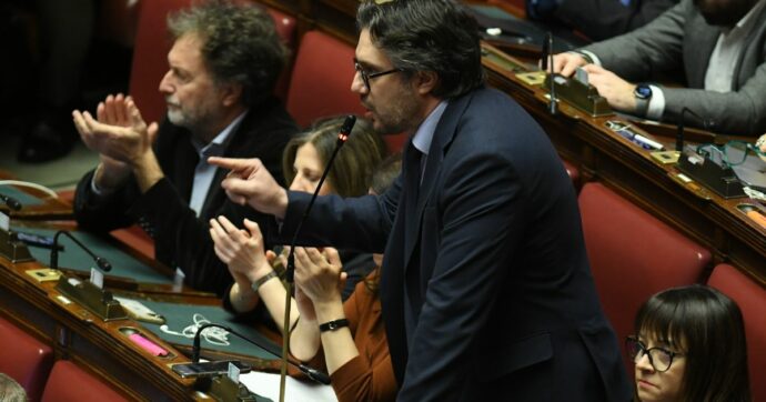 Polemiche sulle frasi di Silvestri (M5s): “Meloni non si è mai rialzata, ha cambiato ginocchiere”. Lei: “Mancato rispetto delle donne”