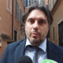 Copertina di Silvestri (M5s) dice che Meloni "ha cambiato ginocchiere". Lei: “Mancato rispetto delle donne”. Poi il deputato: "Non è sessismo. Malizia è di chi guarda”