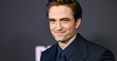 Copertina di “Ho imparato a ipnotizzare i polli. Basta tracciare una linea per terra davanti a loro e si immobilizzano, convinti di essere intrappolati”: lo rivela Robert Pattinson