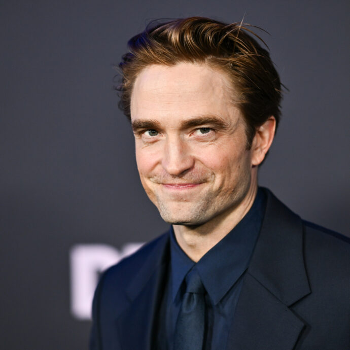 “Ho imparato a ipnotizzare i polli. Basta tracciare una linea per terra davanti a loro e si immobilizzano, convinti di essere intrappolati”: lo rivela Robert Pattinson