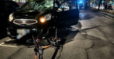 Copertina di Milano, scontro con un’auto: muore un 18enne “passeggero” di un monopattino elettrico. A bordo in due senza casco