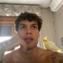 Copertina di Blanco con il pappagallino sulla spalla si prepara per l’esame di maturità e torna sui libri – IL VIDEO