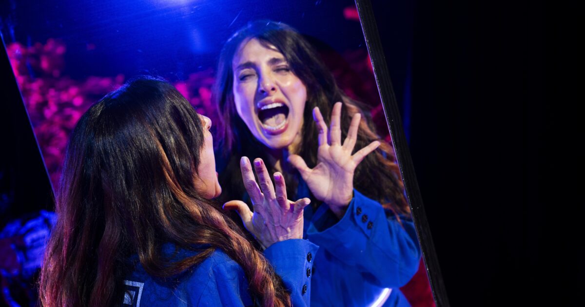 Ambra Angiolini: “Quell’emotività in esubero che in passato mi ha fatto attraversare bulimia e depressioni varie qui diventa un superpotere. Se riesco ad avere la meglio su WhatsApp, sono felice”