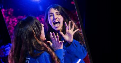 Copertina di Ambra Angiolini: “Quell’emotività in esubero che in passato mi ha fatto attraversare bulimia e depressioni varie qui diventa un superpotere. Se riesco ad avere la meglio su WhatsApp, sono felice”