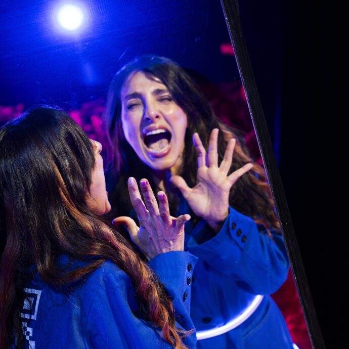 Ambra Angiolini: “Quell’emotività in esubero che in passato mi ha fatto attraversare bulimia e depressioni varie qui diventa un superpotere. Se riesco ad avere la meglio su WhatsApp, sono felice”