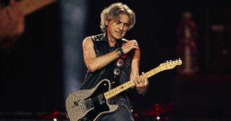 Copertina di Ligabue all’Olimpico di Roma: “De Gregori è patrimonio italiano, ma non condivido più di tanto il suo pensiero. Sul palco parlo delle 56 guerre nel mondo. Sanremo è col coltello tra i denti. Se mi invitano come ospite? Mai dire mai”