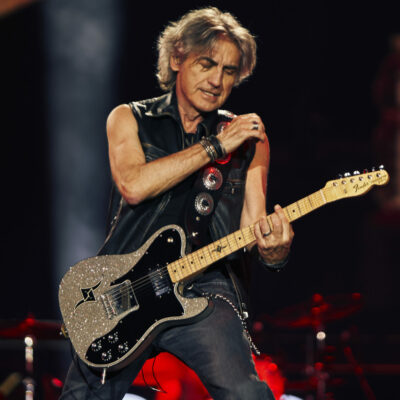 Copertina di Ligabue all’Olimpico: “De Gregori patrimonio italiano, ma non condivido più di tanto il suo pensiero. Sul palco parlo delle 56 guerre nel mondo"
