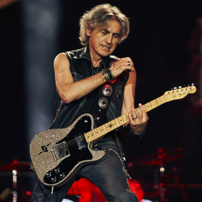 Ligabue all’Olimpico di Roma: “De Gregori è patrimonio italiano, ma non condivido più di tanto il suo pensiero. Sul palco parlo delle 56 guerre nel mondo. Sanremo è col coltello tra i denti. Se mi invitano come ospite? Mai dire mai”