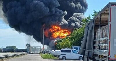 Copertina di Mantova, incendio nell’impianto Versalis: a fuoco magazzino di materiale plastico. “Chiudete le finestre, non uscite”