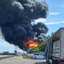 Copertina di Mantova, incendio nell’impianto Versalis: a fuoco magazzino di materiale plastico. “Chiudete le finestre, non uscite”